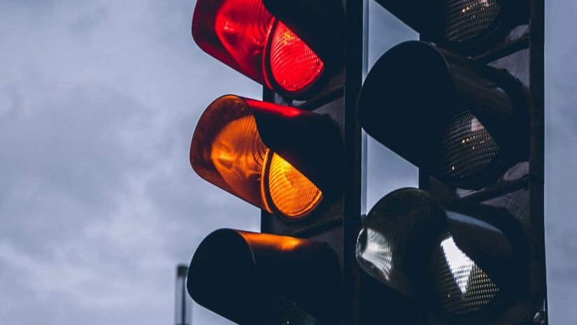 Ao se aproximar de um semáforo, reduza a velocidade no tempo do amarelo para garantir que você tenha tempo hábil para parar sem frenagens bruscas/Pexels