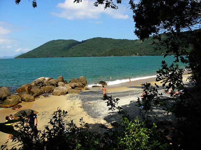 Entre montanhas esmeralda e mar turquesa, a ilha entrega cenários que parecem renderizados (Divulgação)