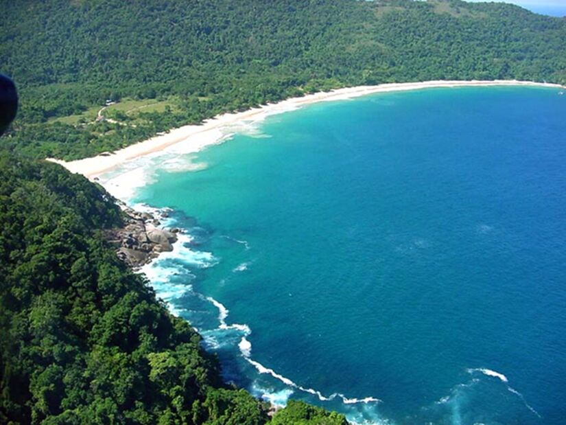 Parece filtro, parece edição mas é só Ilha Grande sendo absurdamente perfeita (Divulgação)