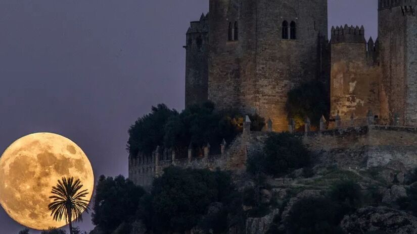 Segundo Richard Nolle, o criador do termo Superlua, esse fenômeno estaria relacionado com desastres naturais. No entanto, esse posicionamento não foi realmente comprovado/ Micuel Morenatii, Associated Press