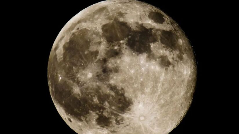 Efeito nas marés  Quando ocorre uma superlua, a força gravitacional da Lua sobre os oceanos é maior, provocando marés mais altas conhecidas como marés de sizígia/ Kent Kobersteen, National Geographic Creative