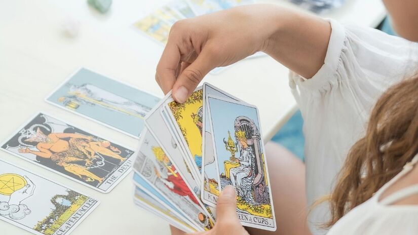 Tarot é um sistema simbólico composto por 78 cartas, dividido entre arcanos maiores e menores/Pexels
