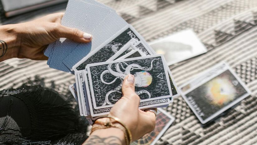 Cada carta possui significados amplos, que variam conforme o contexto da pergunta e da jogada/Pexels