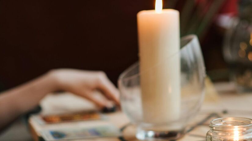 O uso terapêutico do tarot cresce entre psicólogos e coaches como apoio ao diálogo e à escuta/Pexels