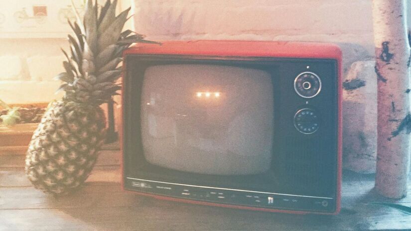 Muitos jogadores retrô preferem as TVs CRT para consoles clássicos (como NES e SNES) devido à sua taxa de atualização nativa e latência zero/Pexels