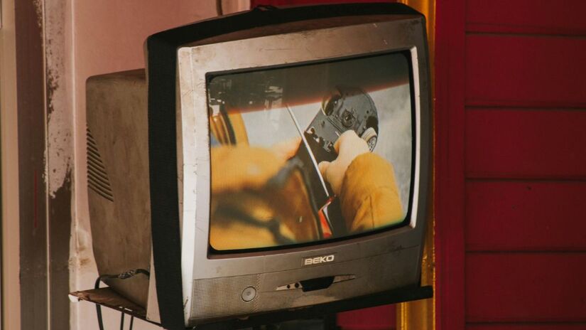 Embora fossem seguros para o uso diário, os tubos CRT continham altas tensões elétricas (milhares de volts) mesmo depois de desconectados da tomada/Pexels