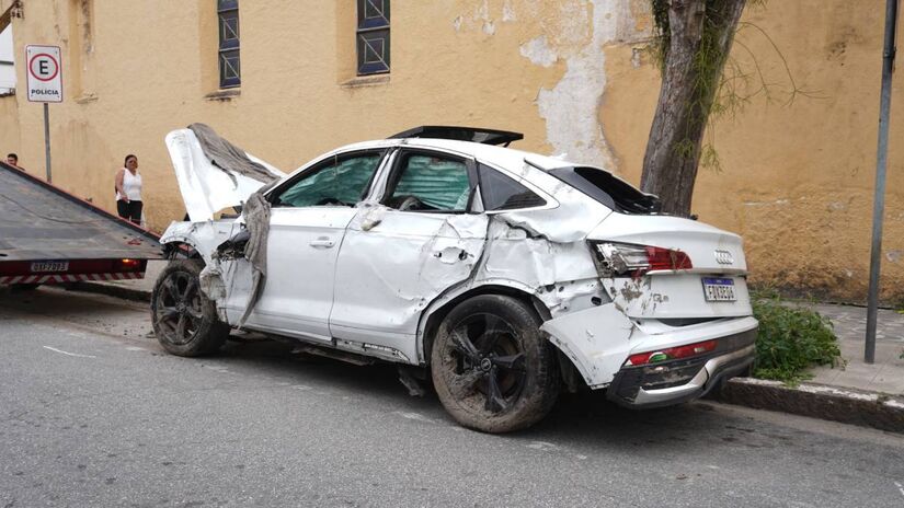 Nas imagens registradas pela equipe do Diário do Litoral, é possível ver o estado em que o veículo ficou após o acidente/Renan Lousada/DL