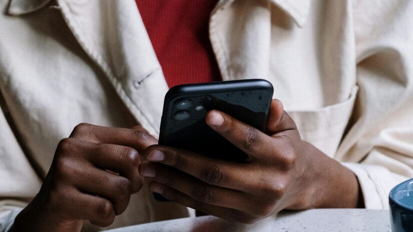 O WhatsApp é conhecido por sua eficiência: por muito tempo, ele manteve uma equipe de engenheiros relativamente pequena para atender a bilhões de usuários, um feito impressionante na indústria de tecnologia/Pexels