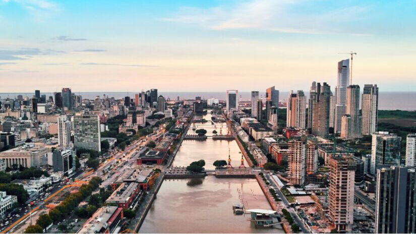 Buenos Aires foi elogiada pela arquitetura de inspiração europeia, arte urbana, gastronomia premiada e vibrante vida noturna / Wikimedia Commons