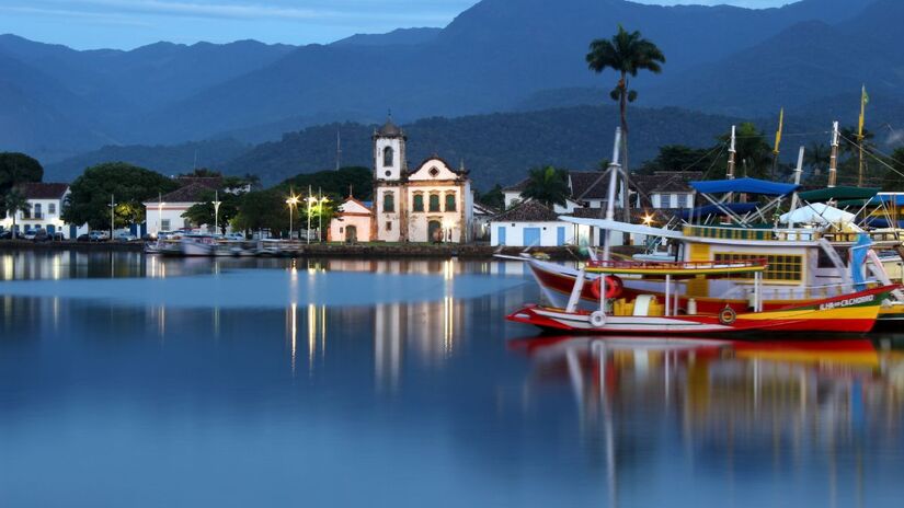 Paraty  Centro histórico e festas exclusivas fazem da cidade um dos destinos mais procurados para uma virada mais intimista/ Vani Ribeiro/Wikimedia Commons