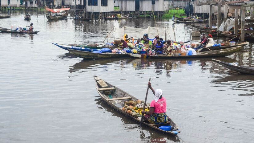 27&ordm;  Benim: A combinação de pobreza elevada, serviços sociais limitados e altas taxas de natalidade pressiona uma infraestrutura já frágil. Quase 40% da população vive abaixo da linha da pobreza/ jbdodane/Wikimedia Commons