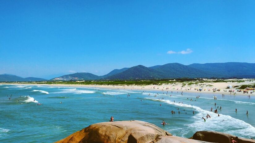 Florianópolis  Praias, festas e clima de verão colocam a capital catarinense entre as favoritas do Réveillon/ Camilla Costa Gonçalves/Wikimedia Commons