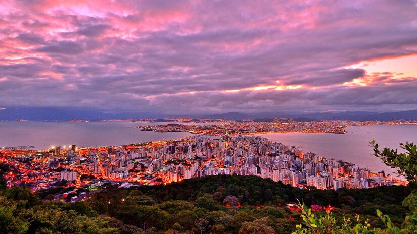 Florianópolis: O litoral catarinense é um dos destaques entre os destinos mais demandados neste período/ oscar fava/Wikimedia Commons