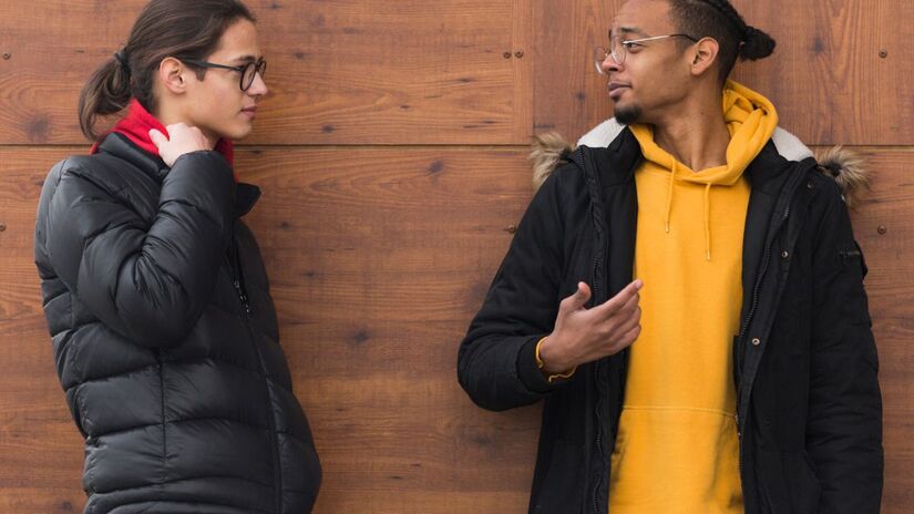 Frases como "não é problema meu" e "eu não me importo" sinalizam indiferença / Freepik