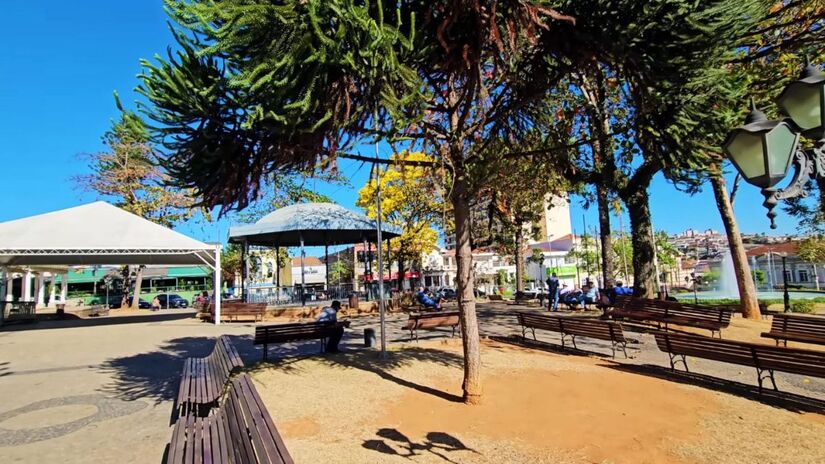 A cidade oferece trilhas, mirantes e áreas de natureza para caminhadas leves