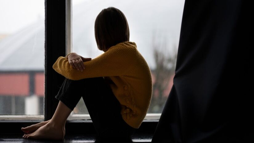 Reações comportamentais, também acontecem como o desejo de abandonar o local, isolar-se ou, em casos raros, reagir verbalmente contra quem produz o som/ Freepik