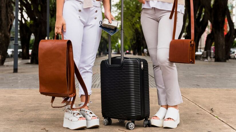 Bagagem de mão e item pessoal devem respeitar medidas e peso definidos pelas companhias aéreas para evitar contratempos no embarque/ Freepik