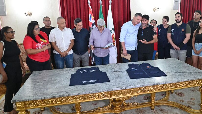 Decreto veta reservas de espaço e aluguel avulso de cadeiras e guarda-sóis na orla santista. Foto: Henrique Teixeira 