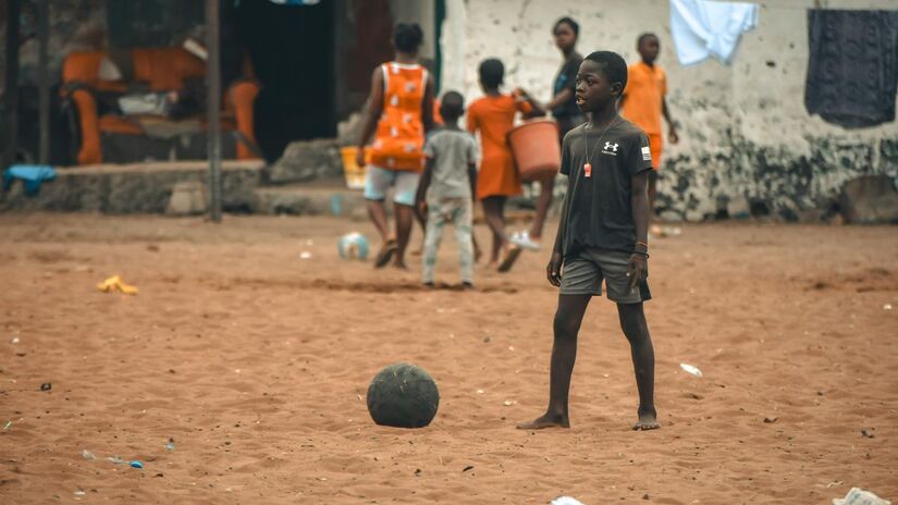 19&ordm;  Libéria: A baixa felicidade na Libéria está ligada à fragilidade de suas instituições e à debilidade do Estado de Direito. A pobreza e a corrupção fazem parte do cotidiano, travam o desenvolvimento do país e alimentam um ciclo persistente de desconfiança em relação aos detentores do poder/ B. Aristotlè Guweh Jr/Pexels