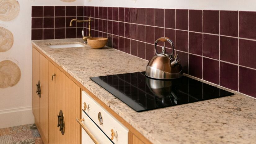 O cuidado correto com a bancada preserva a cor, evita manchas e prolonga a vida útil do granito ou mármore/ Freepik