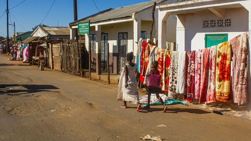 18&ordm;  Madagascar: A pobreza extrema se agrava com a recorrência de ciclones e períodos prolongados de seca. A precariedade da infraestrutura e da governança dificulta a chegada de ajuda humanitária, enquanto comunidades isoladas acabam enfrentando seus desafios longe dos olhos do poder público e da comunidade internacional/ Léonide Mahajanjy/Pexels