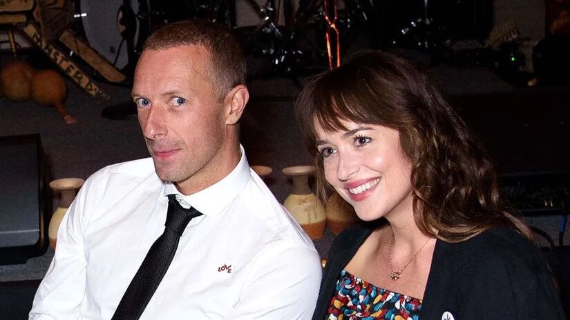 Dakota Johnson e Chris Martin colocaram fim a um relacionamento de quase uma década/ Reprodução X/@MonitorRJ_
