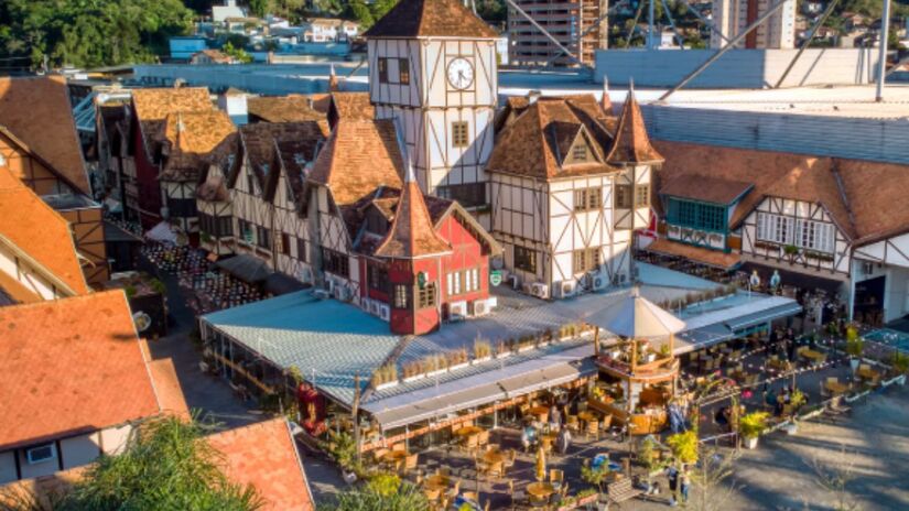 Vila Germânica, que funciona como vilarejo temático durante o ano todo/ Parque Vila Germânica