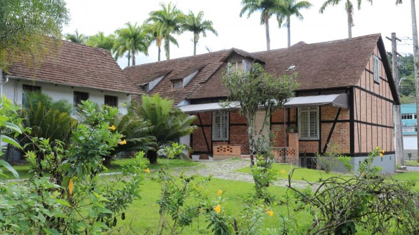 Centro histórico, com construções do século XIX e o curioso cemitério de gatos da sobrinha-neta do fundador da cidade/ Prefeitura Municipal de Blumenau