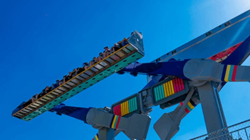 Para famílias, o Jambalaia tem dois vagões giratórios garantem adrenalina moderada e muita diversão em um dos brinquedos mais clássicos do parque/ Divulgação Hopi Hari