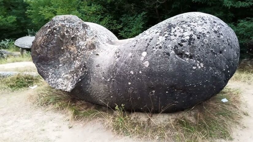 Os trovants, conhecidos como "pedras que crescem", são formações de arenito que absorvem minerais da chuva e aumentam de tamanho ao longo de milênios / Reprodução/YouTube