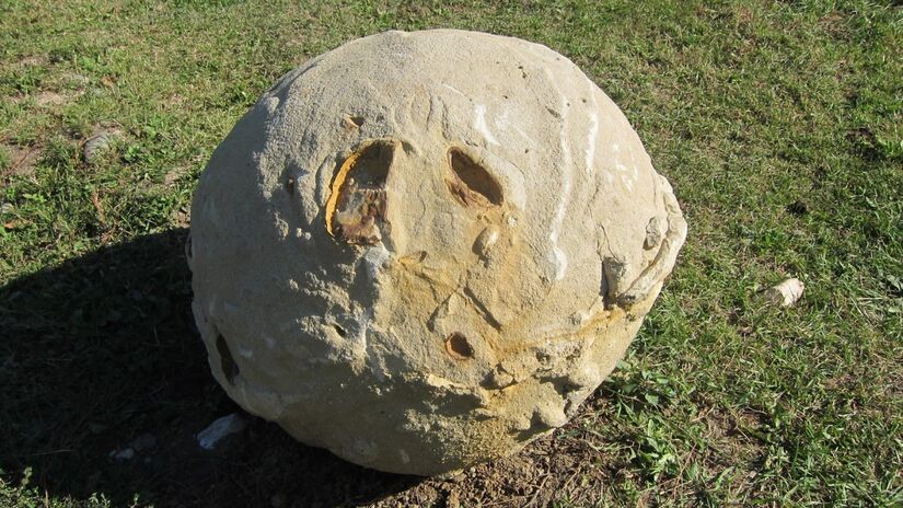 Cientistas explicam o crescimento dos trovants pela reação química entre água da chuva e minerais de carbonato, formando novas camadas sobre a pedra original / Art Anderson/Wikimedia Commons 