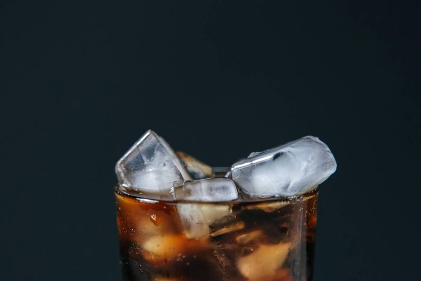 Geladinho no verão? Pode até refrescar, mas o consumo frequente de refrigerante está ligado a fraturas, ganho de peso, hipertensão e maior risco de tumores/Pexels