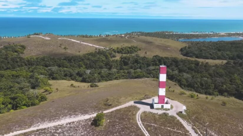 A Península de Maraú conta com lagoas escondidas, mirantes naturais e trilhas que chegam a paisagens tão belas quanto os ambientes mais acessados da região (Imagem Meramente Ilustrativa/Viagens Cine/YouTube/Reprodução)