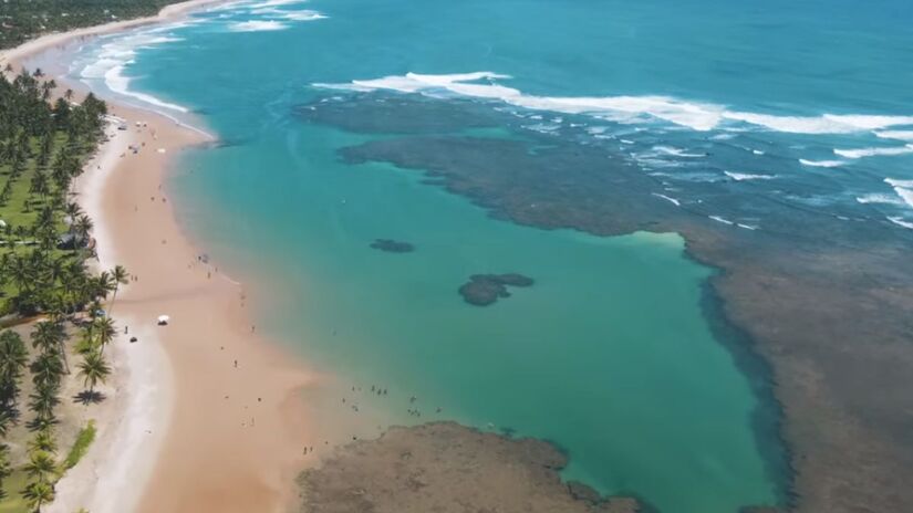 Por mais que a Península de Maraú seja bastante visitada por turistas, alguns trechos são bastante populares, como é o caso de Taipu de Fora (Imagem Meramente Ilustrativa/Viagens Cine/YouTube/Reprodução)