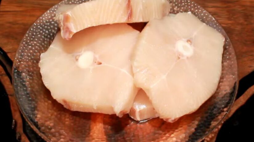 Deve-se ter bastante atenção na hora de consumir o cação, principalmente na forma de como ele é armazenado (Receitas do Kazu/YouTube/Reprodução)