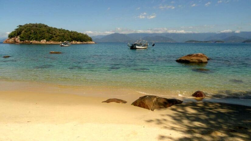 Entre os destaques da região estão as águas cristalinas e os passeios de lancha até ilhas vizinhas, como a Ilha das Couves, um dos cartões-postais locais (PMU/Divulgação)