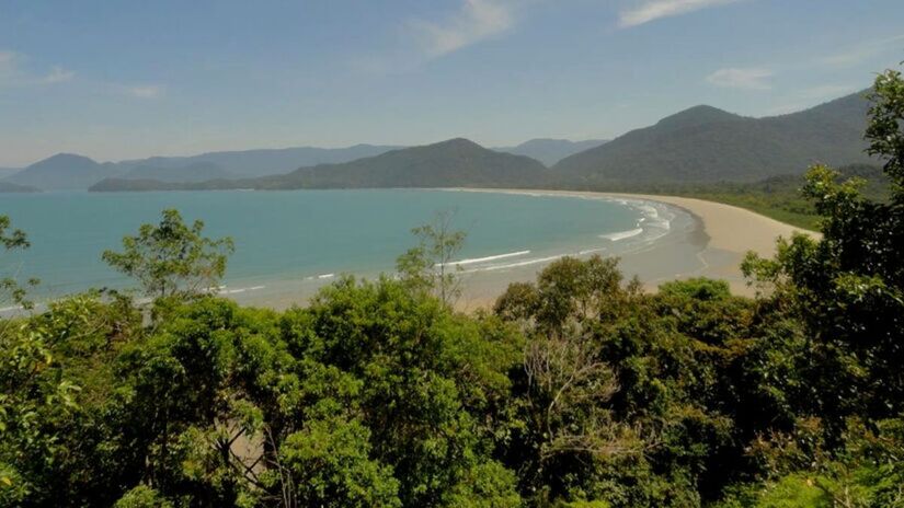 Cercado pela Mata Atlântica, o município oferece mais de cem praias e diversas faixas de areia desertas e badalados pontos de surfe (PMU/Divulgação)