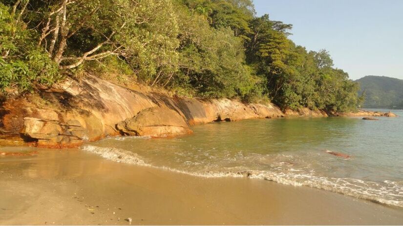 Entre os destaques estão as águas cristalinas e os passeios de lancha até ilhas vizinhas, como a Ilha das Couves, um dos cartões-postais locais (PMU/Divulgação)