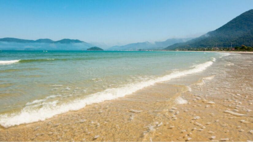 Entretanto, por conta de suas praias serem paradisíacas, grande parte delas só podem ser alcançadas por trilhas (PMU/Divulgação)