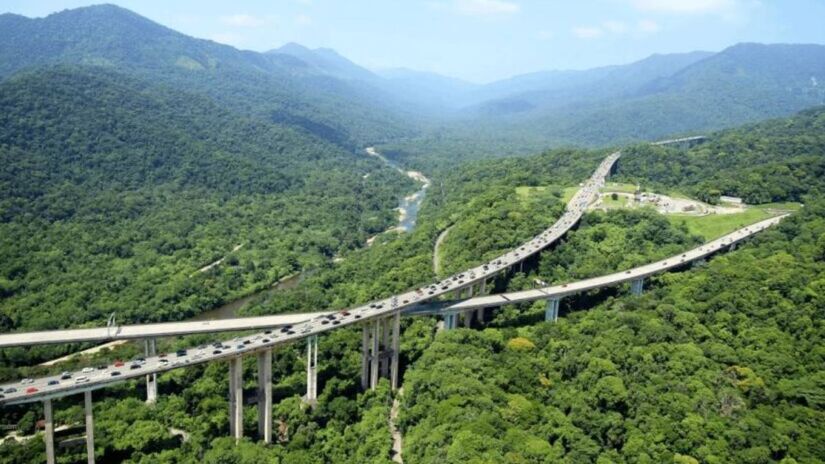 É esperado que sejam implantados na nova pista sistemas de ventilação e segurança como parte essencial da obra, especialmente em túneis com quilômetros de extensão (Ecovias/Divulgação)