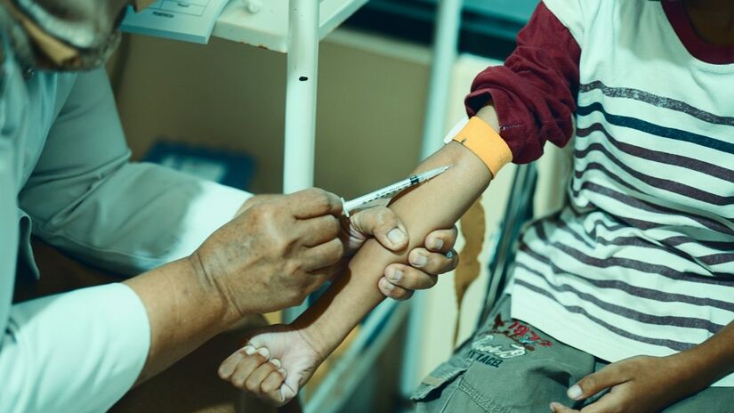 Em casos de resfriados e congestão, a lavagem nasal com soro fisiológico é indispensável. O procedimento ajuda a eliminar secreções, facilita a respiração e previne complicações como otites e sinusites. Um cuidado simples que traz alívio imediato / Pixabay
