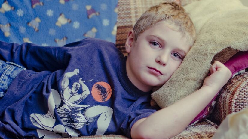 Quando procurar o pronto-socorro? Fique atento a sinais como dificuldade para respirar, prostração excessiva, manchas na pele ou recusa total de líquidos. Conhecer os sinais de perigo na saúde infantil é fundamental para agir rapidamente em emergências / Pixabay