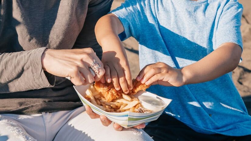 Em Caraguatatuba, é proibido qualquer tipo de preparo comestível na praia, com ou sem uso de botijão de gás. O infrator deverá arcar com uma multa de R$ 1.539,20 (PNW Production/Pexels/Imagem Meramente Ilustrativa)