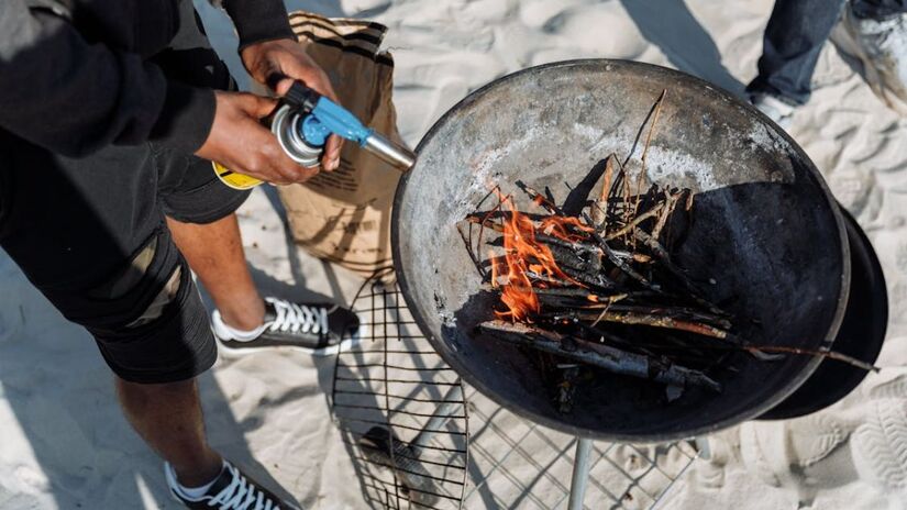 Em cidades como Ubatuba, é proibido usar fogões, fogareiros, botijões de gás, aparelhos elétricos e equipamentos para cozinhar, fritar, ferver ou preparar alimentos (Thirdman/Pexels/Imagem Meramente Ilustrativa)