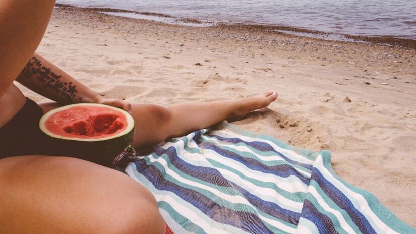 Essas medidas têm como propósito evitar a poluição e a contaminação nas praias, além da preservação do meio ambiente, uma vez que determinados alimentos podem ser prejudiciais ao local (Scott Webb/Pexels/Imagem Meramente Ilustrativa)