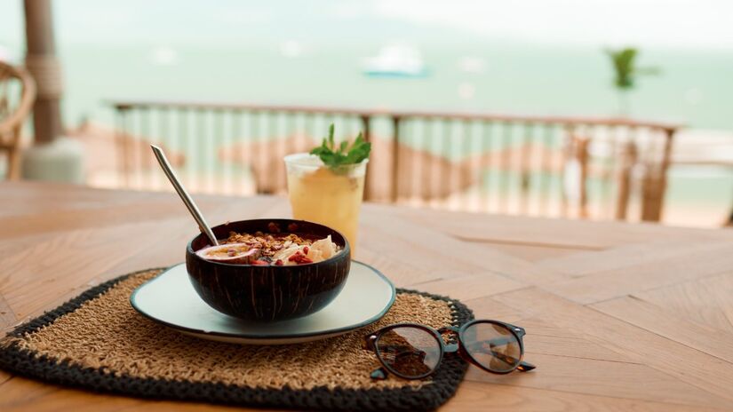 Organizar a bolsa t&eacute;rmica com anteced&ecirc;ncia garante mais conforto, economia e energia durante o dia na praia/Pixabay