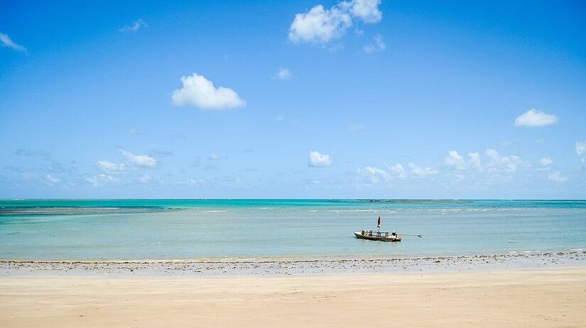 Do sossego ao luxo discreto: o litoral norte de Alagoas virou o ref&uacute;gio preferido de famosos para a virada do ano. S&atilde;o Miguel dos Milagres, Porto de Pedras e Japaratinga re&uacute;nem praias quase desertas, piscinas naturais e o clima perfeito para quem quer celebrar longe dos holofotes/Wikimedia 
