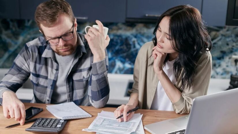 Às vezes, ao pararmos para fazer um planejamento simples, conseguimos poupar muito mais que R$ 300 mensalmente (Mikhail Nilov/Pexels/Imagem Meramente Ilustrativa)