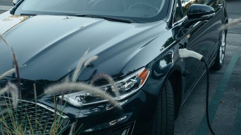 Por exemplo, se o condutor passar pela Bandeirantes ou Anhanguera, existem pontos de recarga em postos da rede Graal e postos da Shell Recharge (Kindel Media/Pexels/Imagem Meramente Ilustrativa)