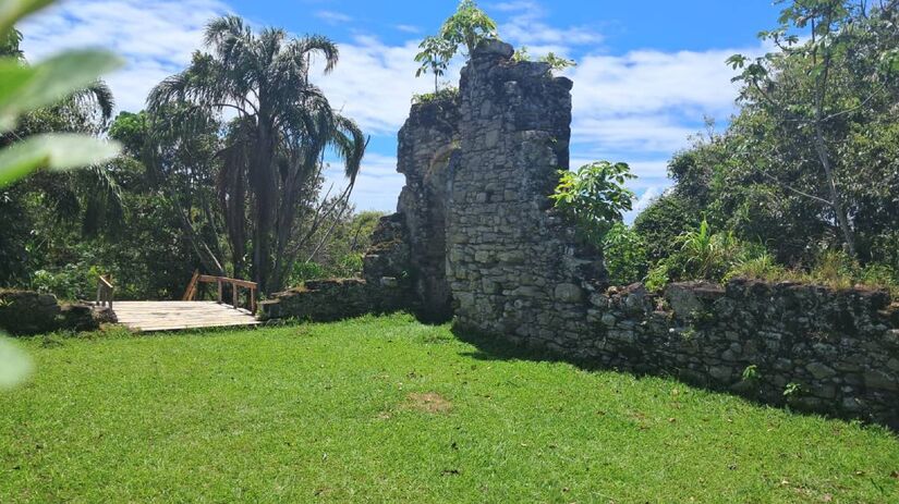A escadaria original da antiga igreja, com sete degraus que simbolizam os pecados capitais, é um dos destaques das Ruínas do Abarebebê. / Márcio Ribeiro (DL)